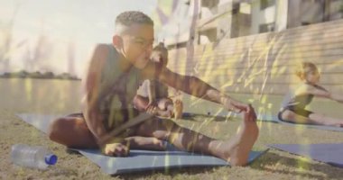 Dışarıda egzersiz yapan mutlu okul çocukları üzerinde güneş ışığı ve bitkilerin canlandırması. Spor, okul, eğitim, çocukluk ve sağlık, dijital olarak üretilen video.