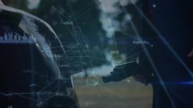 Ağ bağlantılarının animasyonu ve beyaz adamın elektrikli arabayı şarj etmesi üzerine veri işleme. Küresel ağlar, dijital arayüz ve dijital olarak oluşturulan veri işleme konsepti.
