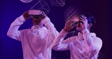 VR kulaklıklarla Asyalı insanlar üzerinden parlayan 3D veri transferi animasyonu. Dijital olarak oluşturulmuş küresel sanal gerçeklik, veri işleme, hesaplama ve dijital arayüz kavramı.