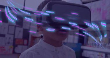 VR kulaklıklı melez çocuk üzerinden veri transferinin parıldayan ışık izlerinin animasyonu. Dijital olarak oluşturulmuş küresel sanal gerçeklik, veri işleme, hesaplama ve dijital arayüz kavramı.