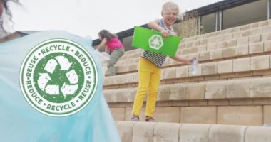 Okulun dışında plastik atık toplayan çeşitli liseli kızların geri dönüşüm logosunun animasyonu. Okul, ekoloji, geri dönüşüm, eğitim, çocukluk ve öğrenme, dijital olarak oluşturulmuş video.