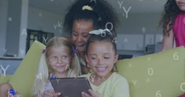 Medya ve veri simgelerinin animasyonu, aralıklarla tablet kullanan farklı okullu kızlar üzerinde yoğunlaşıyor. Okul, eğitim, iletişim, arkadaşlık, çocukluk ve öğrenme, dijital olarak oluşturulmuş video.