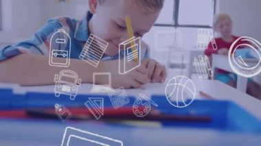Sınıfta masa başında çalışan, gülümseyen beyaz okul çocuğu yerine okul simgelerinin canlandırılması. Okul, eğitim, çocukluk ve öğrenme, dijital olarak oluşturulan video.