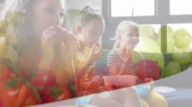Meyve ve sebze animasyonu, gülen liseli kızların paket yemek yemesi üzerine. Sağlık, okul, eğitim, çocukluk ve öğrenme, dijital olarak üretilen video.