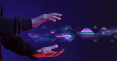 Asyalı adamın ellerine aktarılan parlayan ışık izlerinin animasyonu. Küresel sanal gerçeklik, hesaplama, dijital arayüz ve veri işleme kavramı dijital olarak oluşturuldu.