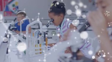 Fen dersinde mikroskopları dava eden çeşitli öğrencilerin moleküler yapılarının animasyonu. Bilim, okul, eğitim, çocukluk ve öğrenme, dijital olarak üretilen video.