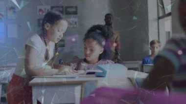 Sınıfta masabaşında konuşan çeşitli liseli kızlar üzerinden ağların animasyonu. İletişim, okul, eğitim, çocukluk ve öğrenme, dijital olarak oluşturulmuş video.