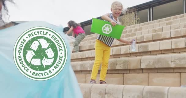 Animação Logotipo Reciclagem Sobre Diversas Alunas Coletando Resíduos Plásticos Fora — Vídeo de Stock
