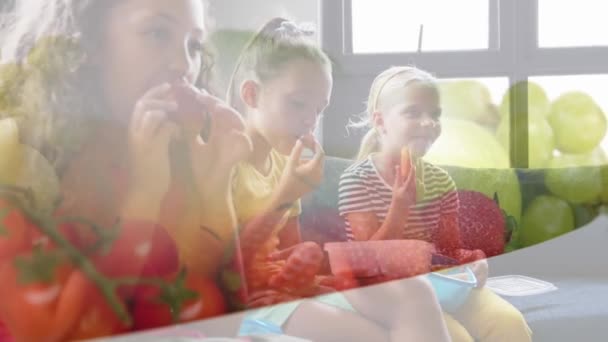 Animatie Van Groenten Fruit Lachende Schoolmeisjes Die Lunchpakketten Eten Gezondheid — Stockvideo