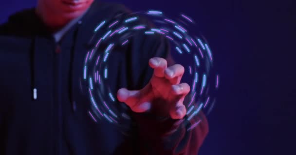 Animatie Van Gloeiende Lichte Sporen Van Data Overdracht Aziatische Man — Stockvideo