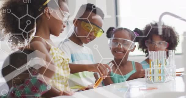 化学クラスの幸せな多様な学童上の元素図のアニメーション 子供時代と学習 デジタルで生成されたビデオ — ストック動画