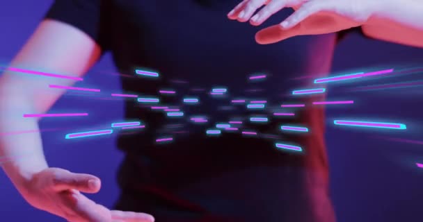 Veri Transferi Asyalı Kadınların Ellerinin Işıldayan Işık Izlerinin Animasyonu Dijital — Stok video