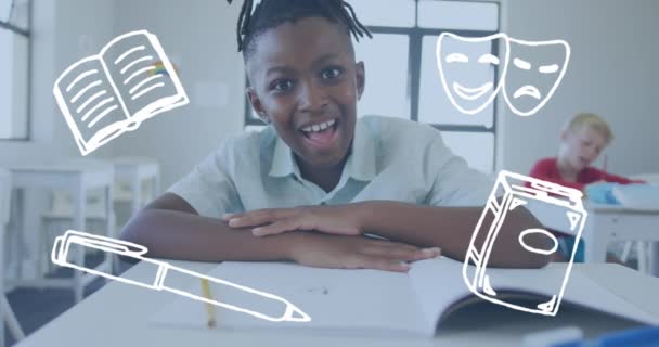 Анимация Литературных Икон Над Счастливым Улыбающимся Африканским Американским Школьником Столом — стоковое видео
