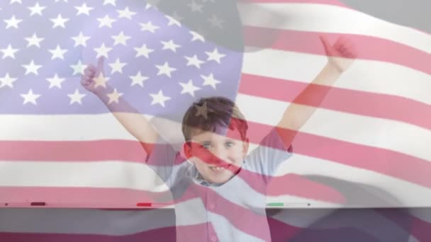Animação Bandeira Sobre Americano Soprando Sobre Sorridente Estudante Caucasiano Com — Vídeo de Stock