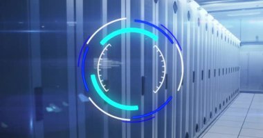 Bilgisayar sunucu odasında neon yuvarlak tarayıcı, ışık noktaları ve veri işleme animasyonları. Bilgisayar arayüzü ve iş veri depolama teknolojisi kavramı