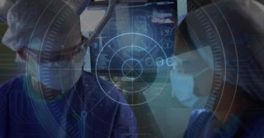 Hastanede ameliyat yapan çeşitli erkek ve kadın cerrahlara karşı yuvarlak tarayıcı animasyonu. Tıbbi sağlık teknolojisi kavramı