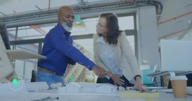 Muhtelif erkek ve kadınların ofiste bir plan üzerinde tartışmalarına karşı çoklu dijital simgelerin canlandırılması. Bilgisayar arayüzü ve iş teknolojisi kavramı