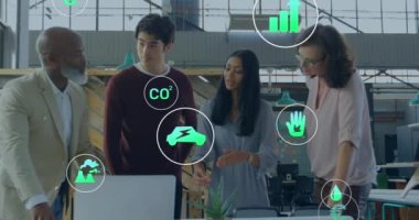 Ofiste birlikte tartışan çeşitli iş adamlarına karşı çoklu dijital simgelerin canlandırılması. Bilgisayar arayüzü ve iş teknolojisi kavramı