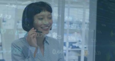 Ofiste Asyalı bir kadının kulaklıkla konuşması üzerine borsa veri işleme animasyonu. Küresel ekonomi ve iş teknolojisi kavramı