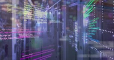 Bilgisayar sunucuları üzerinden veri işleme animasyonu. Küresel internet bağlantıları, bulut hesaplama ve veri işleme kavramı dijital olarak oluşturulmuş video.