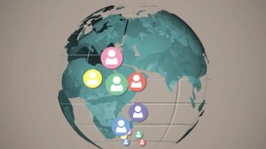 Gri arka planda dönen dünyanın üzerinde yüzen birden fazla profil simgelerinin animasyonu. Küresel ağ ve iş teknolojisi kavramı