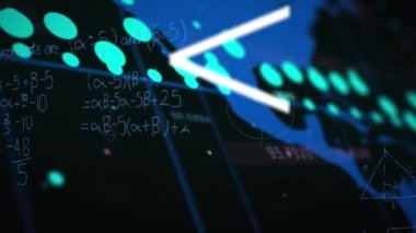 Dünya haritasında yüzen matematiksel denklemlerin ve sembollerin animasyonu siyah arkaplana karşı. Okul ve eğitim teknolojisi kavramı