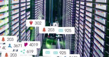 Bilgisayar sunucuları üzerinden sosyal medya veri işleme animasyonu. Küresel sosyal medya, bağlantılar, bulut hesaplama ve veri işleme kavramı dijital olarak oluşturulmuş video.