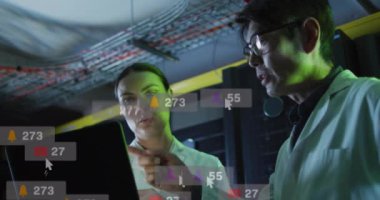 Sunucu odasında dizüstü bilgisayar kullanan çeşitli erkek ve kadın mühendisler üzerinde sosyal medya simgelerinin canlandırılması. Sosyal medya ağı ve iş veri depolama teknolojisi kavramı