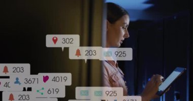 Sunucu odasında dijital tablet kullanan beyaz kadın mühendis üzerine sosyal medya simgelerinin canlandırılması. Sosyal medya ağı ve iş veri depolama teknolojisi kavramı