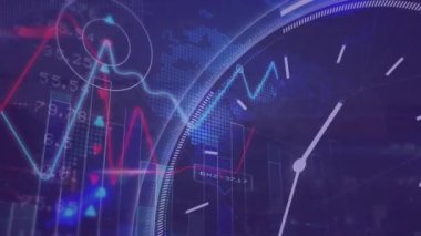 Dünya haritasına karşı istatistiksel ve borsa veri işleme üzerinde işleyen saatin animasyonu. Küresel ekonomi ve iş teknolojisi kavramı