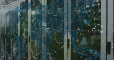 Sunucu odasına karşı dünya haritasının animasyonu, veri işleme ve bağlantı ağı. Küresel ağ ve iş veri depolama teknolojisi kavramı