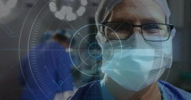 Kafkas kıdemli erkek cerrahın hastanede gülümseyişine karşı yuvarlak tarayıcının animasyonu. Tıbbi sağlık teknolojisi kavramı