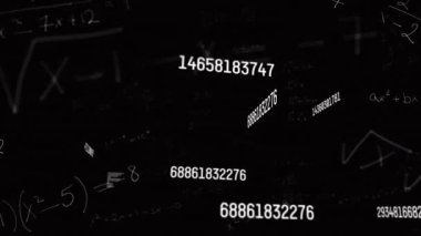 Değişen sayılar ve siyah arkaplana karşı yüzen matematiksel denklemlerin animasyonu. Okul ve eğitim teknolojisi kavramı