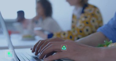 Ofiste dijital tablet kullanan beyaz kadınlara karşı çoklu dijital simgelerin canlandırılması. Bilgisayar arayüzü ve iş teknolojisi kavramı