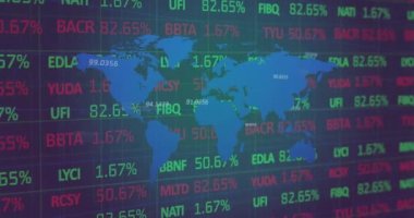 Dünya haritası ve şebekesi üzerinde finansal veri işleme animasyonu. Küresel iş, finans, bağlantılar, bulut hesaplama ve veri işleme kavramı dijital olarak oluşturulmuş video.