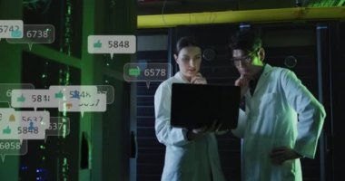 Sunucu odasında dizüstü bilgisayar kullanan çeşitli erkek ve kadın mühendisler üzerinde sosyal medya simgelerinin canlandırılması. Sosyal medya ağı ve iş veri depolama teknolojisi kavramı