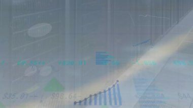 Bilgisayar sunucu odasına doğru hareket eden istatistiksel veri işleme ve ok simgelerinin canlandırılması. Bilgisayar arayüzü ve iş veri depolama teknolojisi kavramı