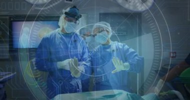 Muhtelif erkek ve kadın cerrahların ameliyattan önce tartıştıkları yuvarlak tarayıcının animasyonu. Tıbbi sağlık teknolojisi kavramı