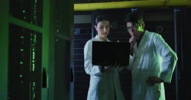 Sunucu odasında dizüstü bilgisayar kullanan çeşitli erkek ve kadın mühendisler üzerinde sosyal medya simgelerinin canlandırılması. Sosyal medya ağı ve iş veri depolama teknolojisi kavramı