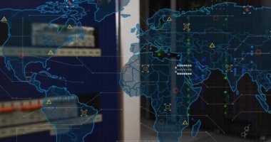 Bilgisayar sunucuları üzerinde dünya haritası ve veri işleme animasyonu. Küresel bağlantılar, bulut hesaplama ve veri işleme kavramı dijital olarak oluşturulmuş video.