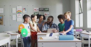 Mutlu Afrika kökenli Amerikalı erkek öğretmen ve öğrencilerin okul ikonlarının canlandırılması. İletişim, teknoloji, okul, eğitim, çocukluk ve öğrenme, dijital olarak oluşturulmuş video.