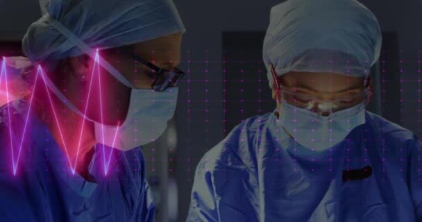 对在医院做手术的各种男医生和女医生进行心率监测 医疗技术概念 — 图库视频影像
