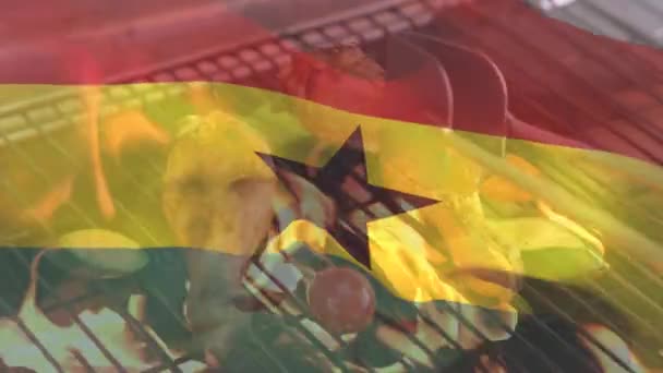 鶏の羽 トマト バーベキューグリルで野菜料理に手を振ってガーナフラグのアニメーション デジタル複合体 愛国心 アイデンティティとお祝いの概念 — ストック動画