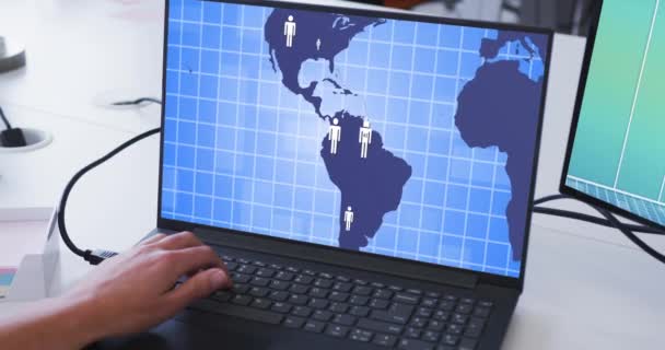 Composição Mãos Homem Biracial Usando Laptop Com Bate Papo Tela — Vídeo de Stock