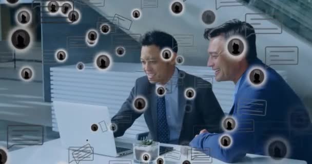 Animation Mehrerer Profilsymbole Über Zwei Geschäftsleute Die Laptop Büro Diskutieren — Stockvideo