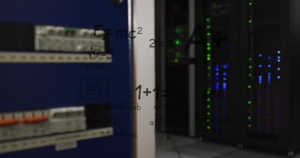计算机服务器机房中的数学方程动画 计算机接口和业务数据存储技术概念 — 图库视频影像