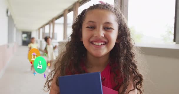 Okul Koridorunda Gülümseyen Melez Kız Öğrencilerin Canlandırılması Okul Eğitim Çocukluk — Stok video