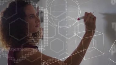 Gemide yazan melez kadın öğretmen üzerinde matematik hesaplamalarının ve geometrinin animasyonu. Matematik, okul, eğitim, öğretim ve öğrenme, dijital olarak oluşturulmuş video.