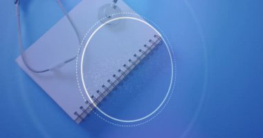 DNA iplikçiklerinin animasyonu defter ve stetoskop üzerinde daire çiziyor. Küresel tıp ve dijital arayüz kavramı dijital olarak oluşturulmuş video.