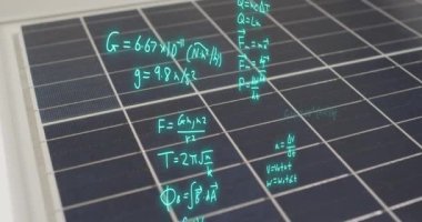 Güneş panelleri üzerinde matematiksel denklemlerin animasyonu. Küresel bilim, ekoloji ve dijital arayüz kavramı dijital olarak oluşturulmuş video.